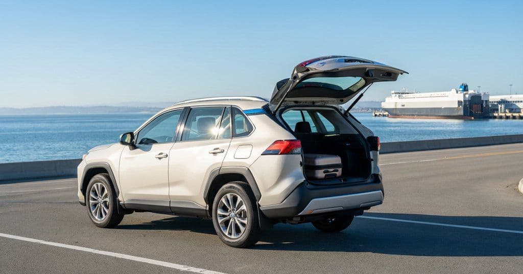 Toyota RAV4 из Японии: почему «японец» всё ещё желаннее и как привезти его в Россию в 2026 году
