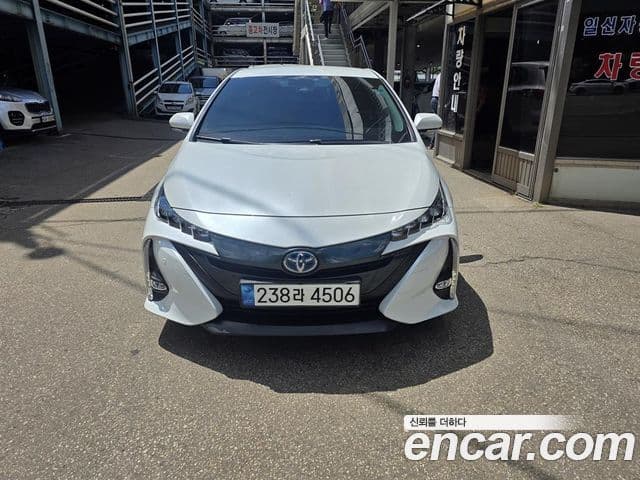 Toyota Prius 2022 — фото 1