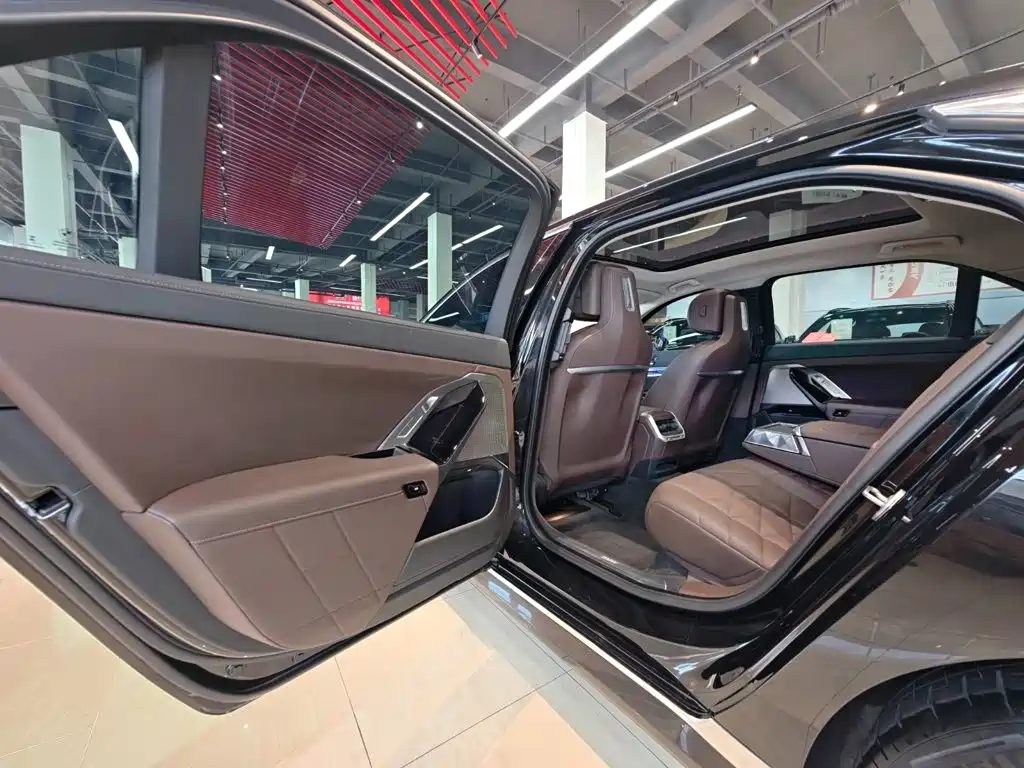 BMW 7 Series 2023 — миниатюра 18