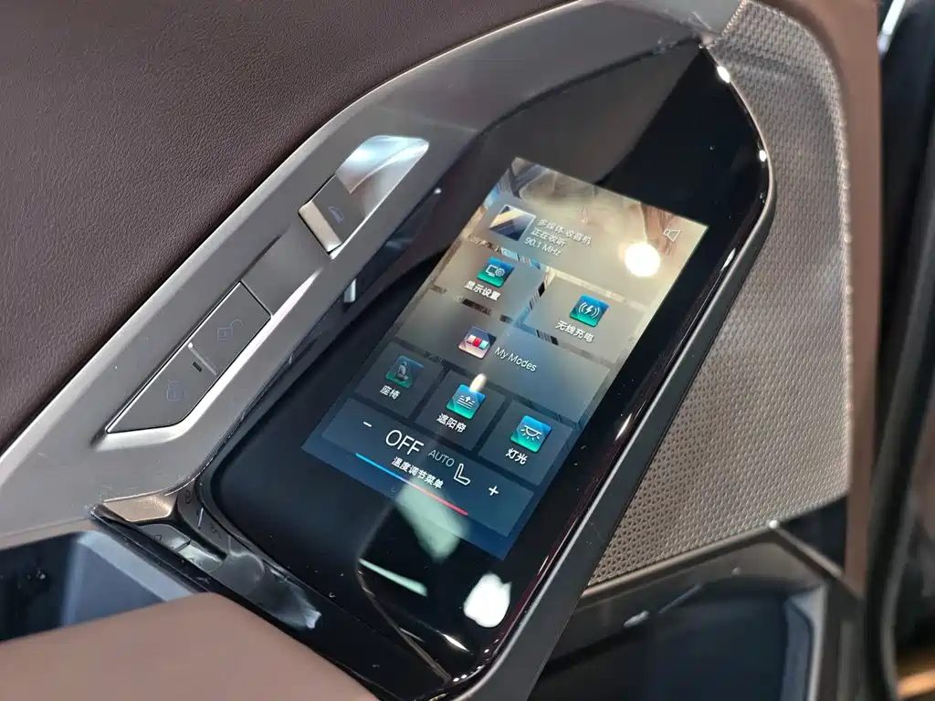 BMW 7 Series 2023 — миниатюра 19