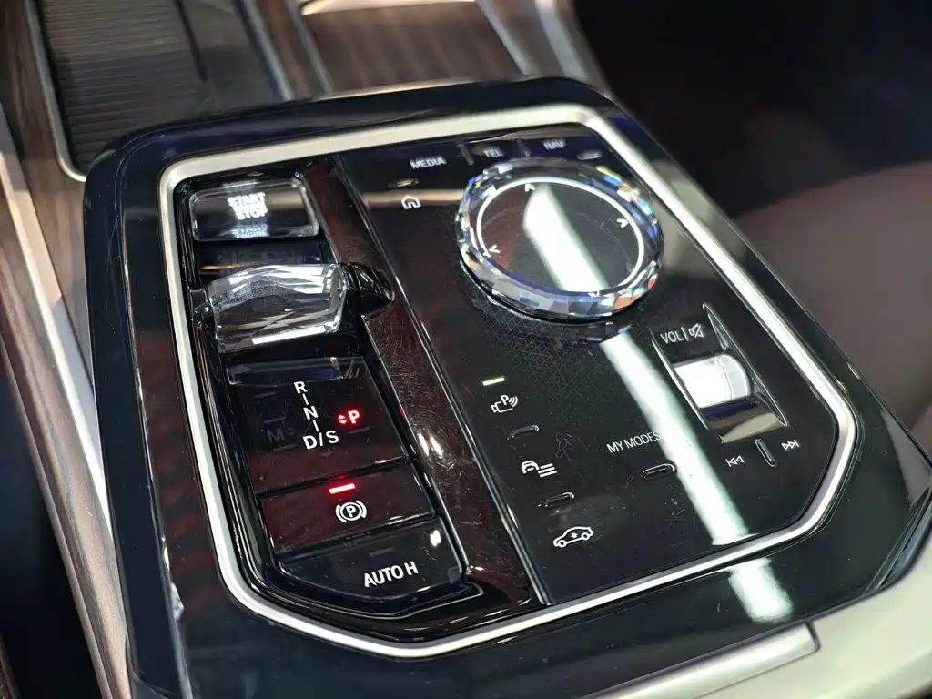 BMW 7 Series 2023 — миниатюра 27