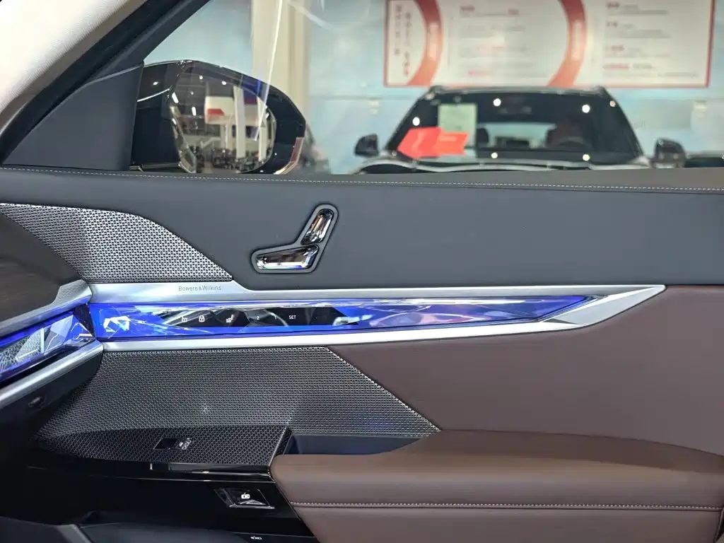 BMW 7 Series 2023 — миниатюра 30