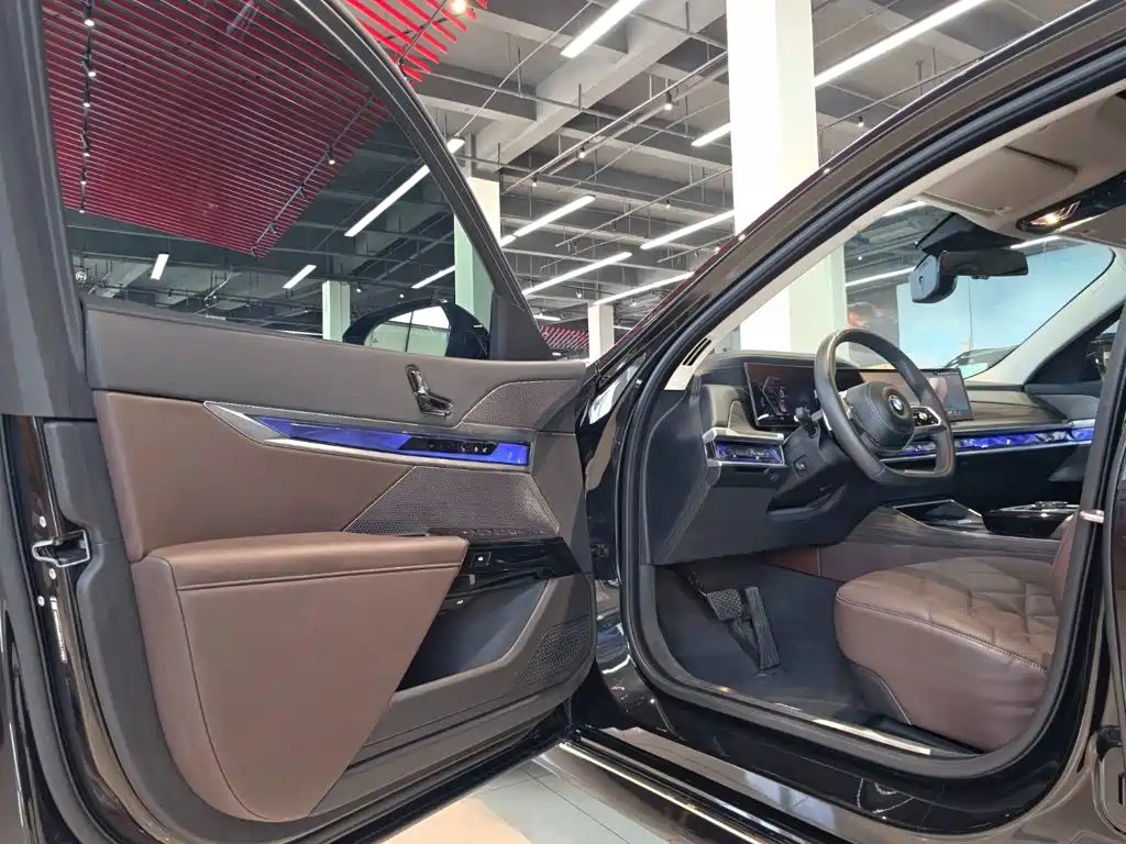 BMW 7 Series 2023 — миниатюра 32