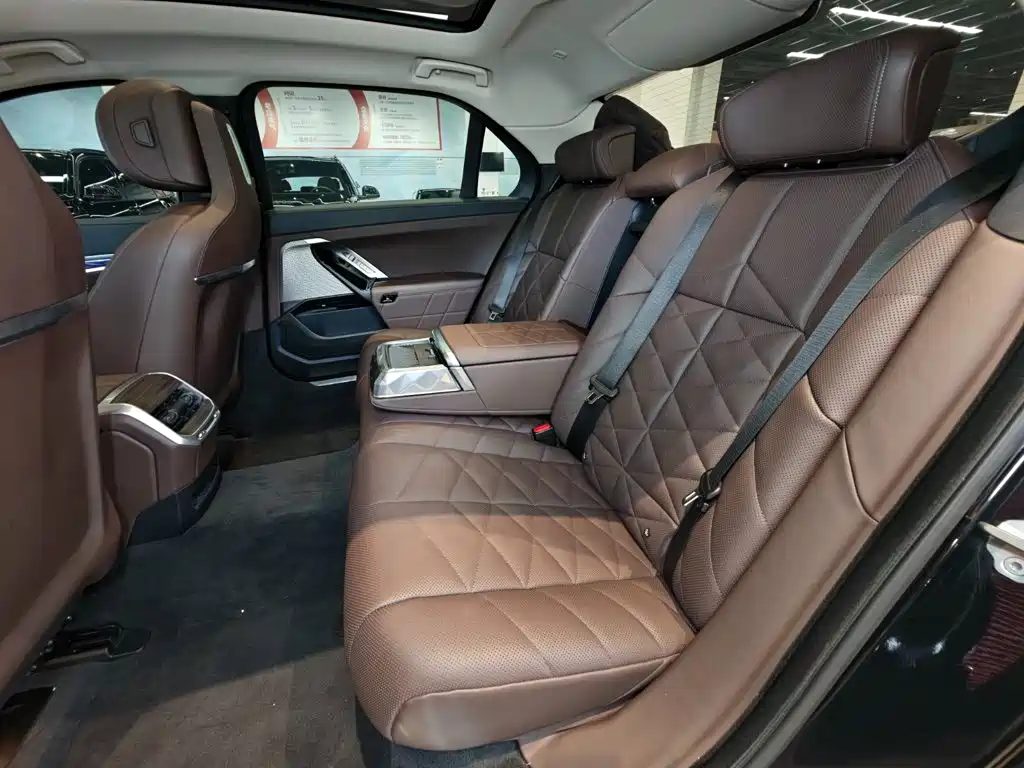 BMW 7 Series 2023 — миниатюра 33