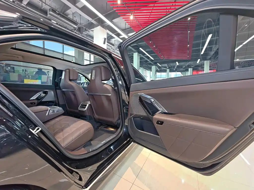 BMW 7 Series 2023 — миниатюра 36