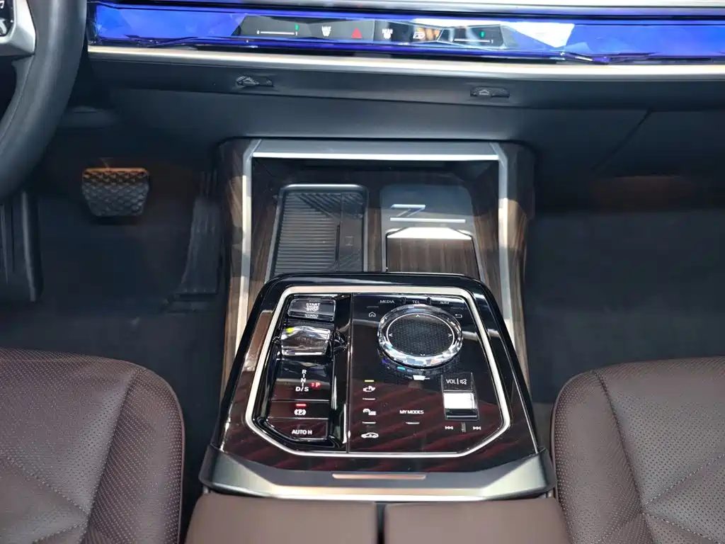 BMW 7 Series 2023 — миниатюра 40