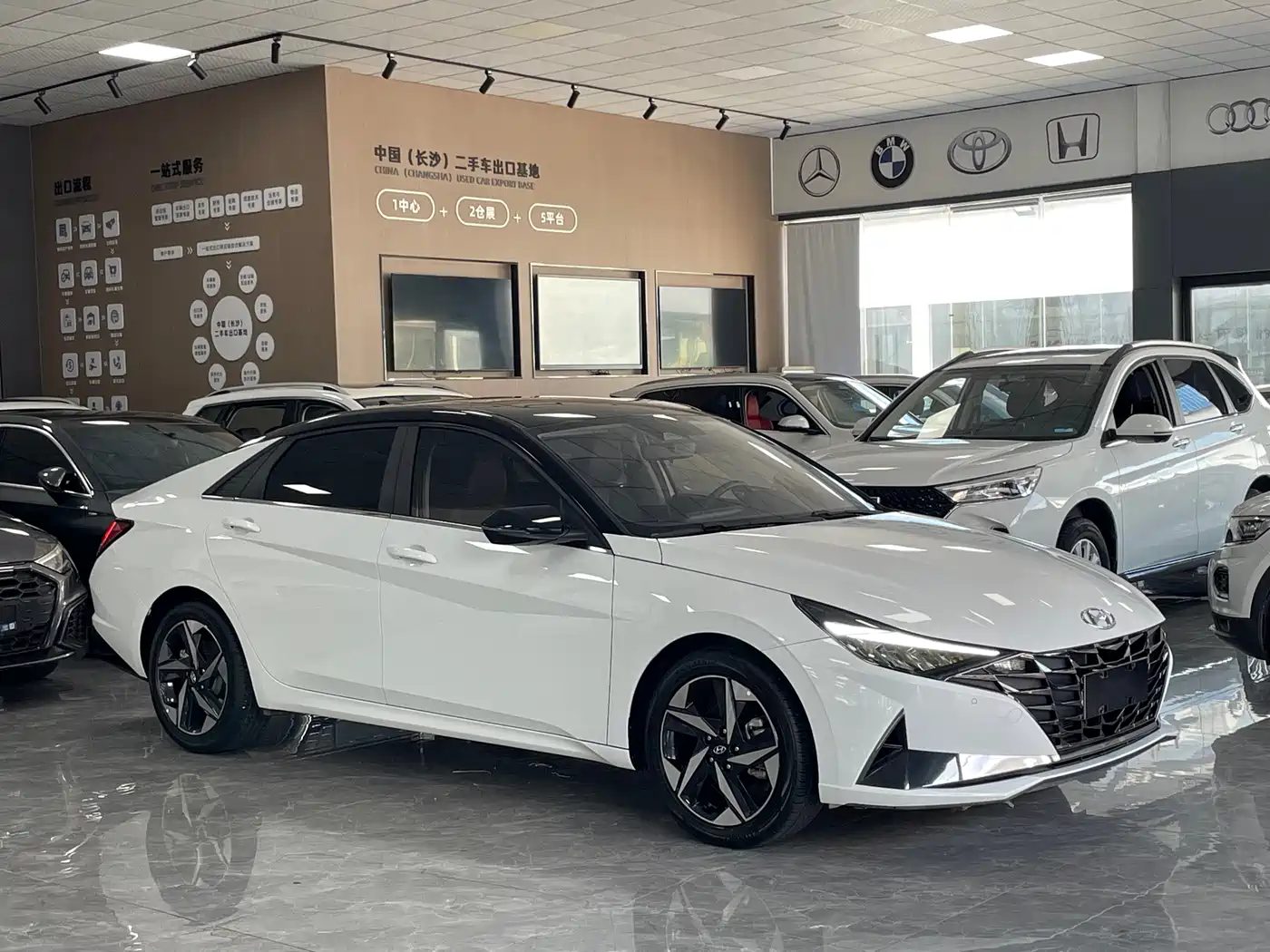 Hyundai Elantra 2021 — миниатюра 3