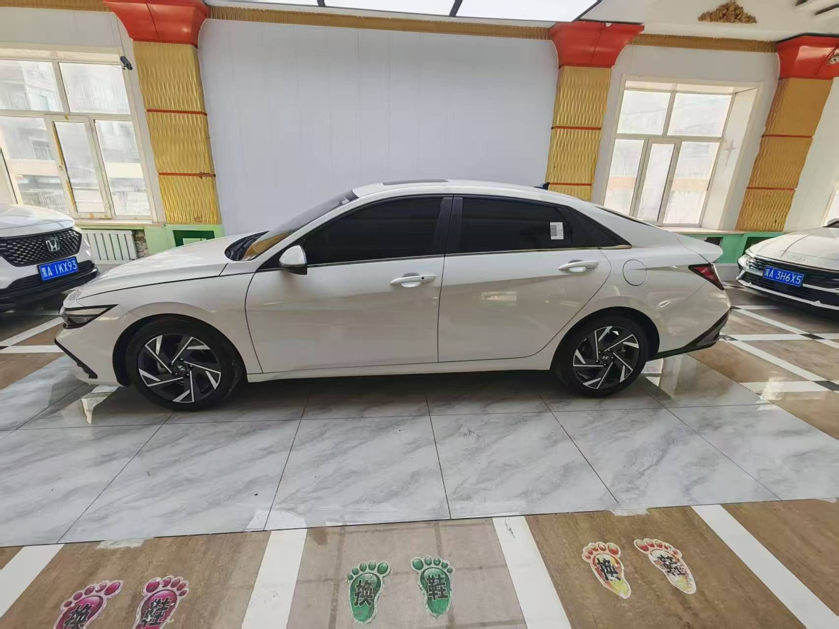 Hyundai Elantra 2023 — миниатюра 3