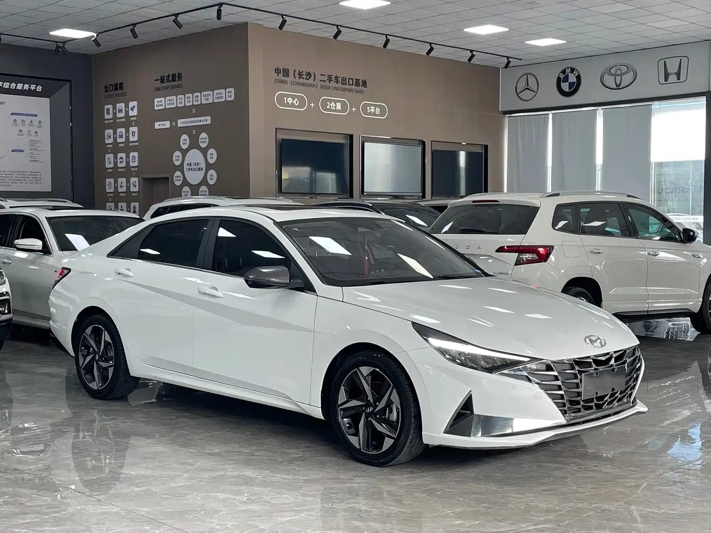 Hyundai Elantra 2023 — миниатюра 3