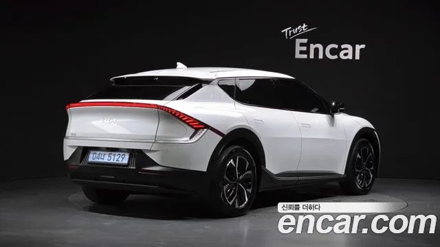 Kia EV6 2023 — миниатюра 2