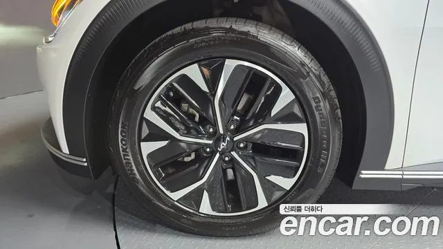 Kia EV6 2023 — миниатюра 5