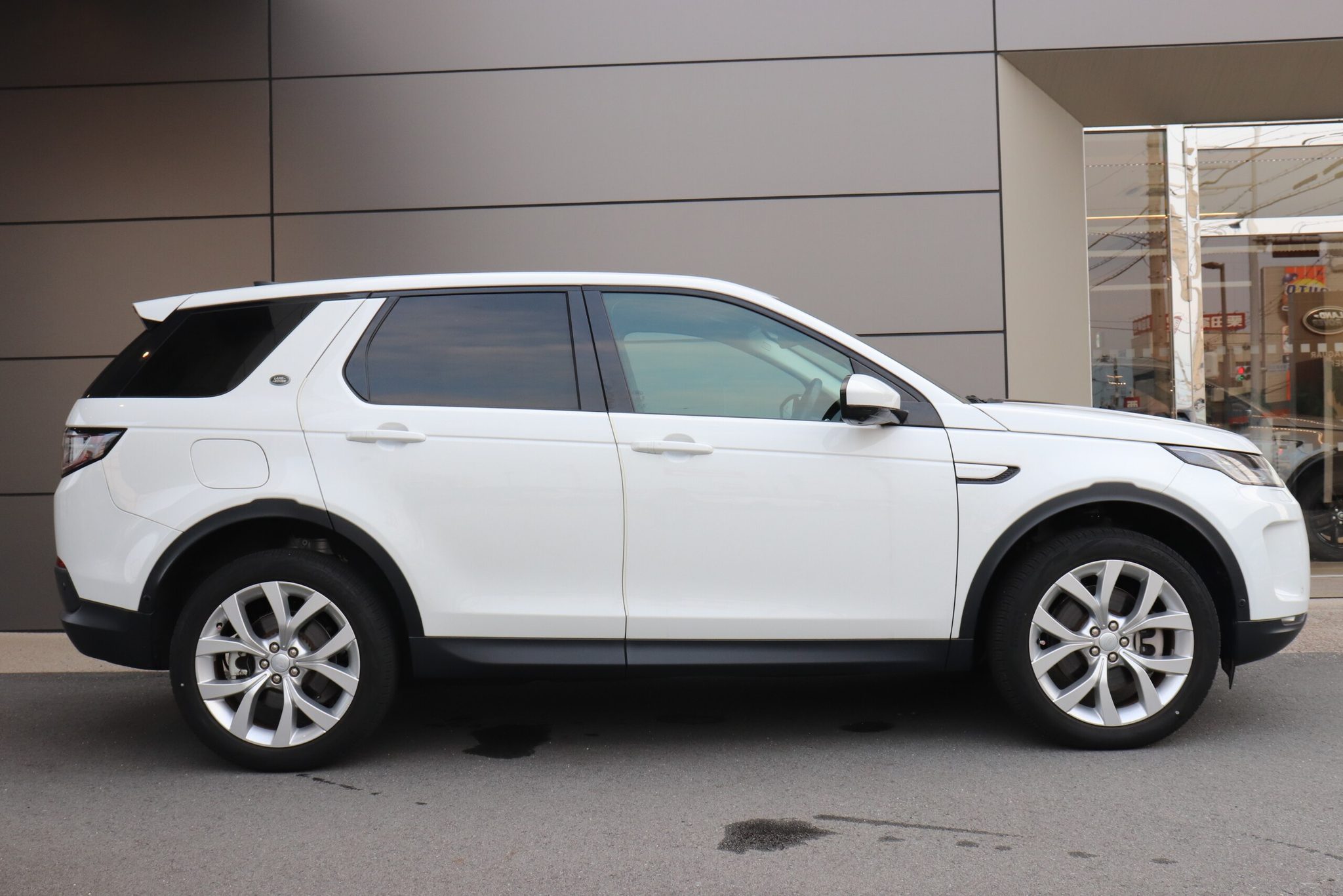 Land Rover Discovery 2022 — миниатюра 5