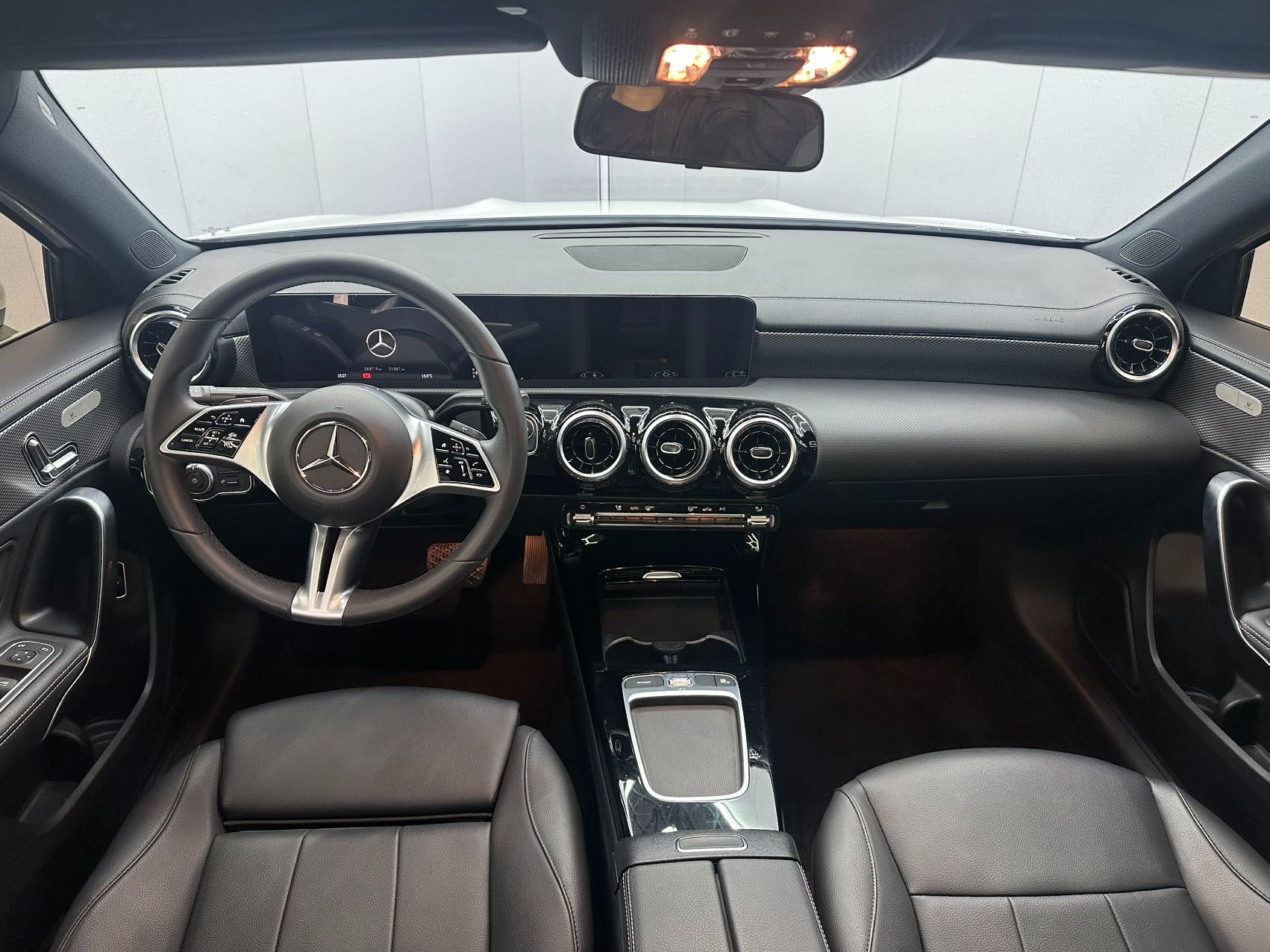 Mercedes-Benz A180L 2023 — миниатюра 2