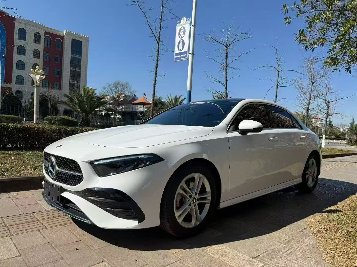 Mercedes-Benz A180L 2023