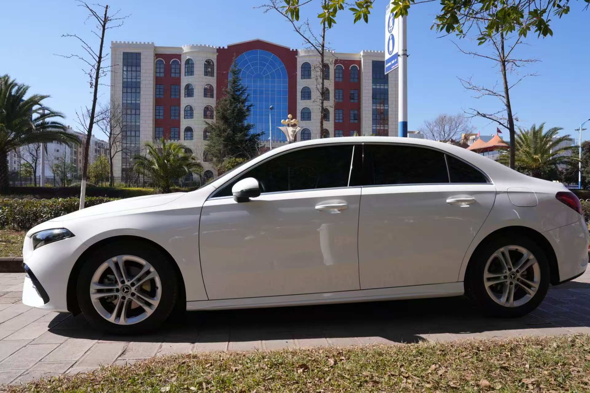 Mercedes-Benz A180L 2023 — миниатюра 2