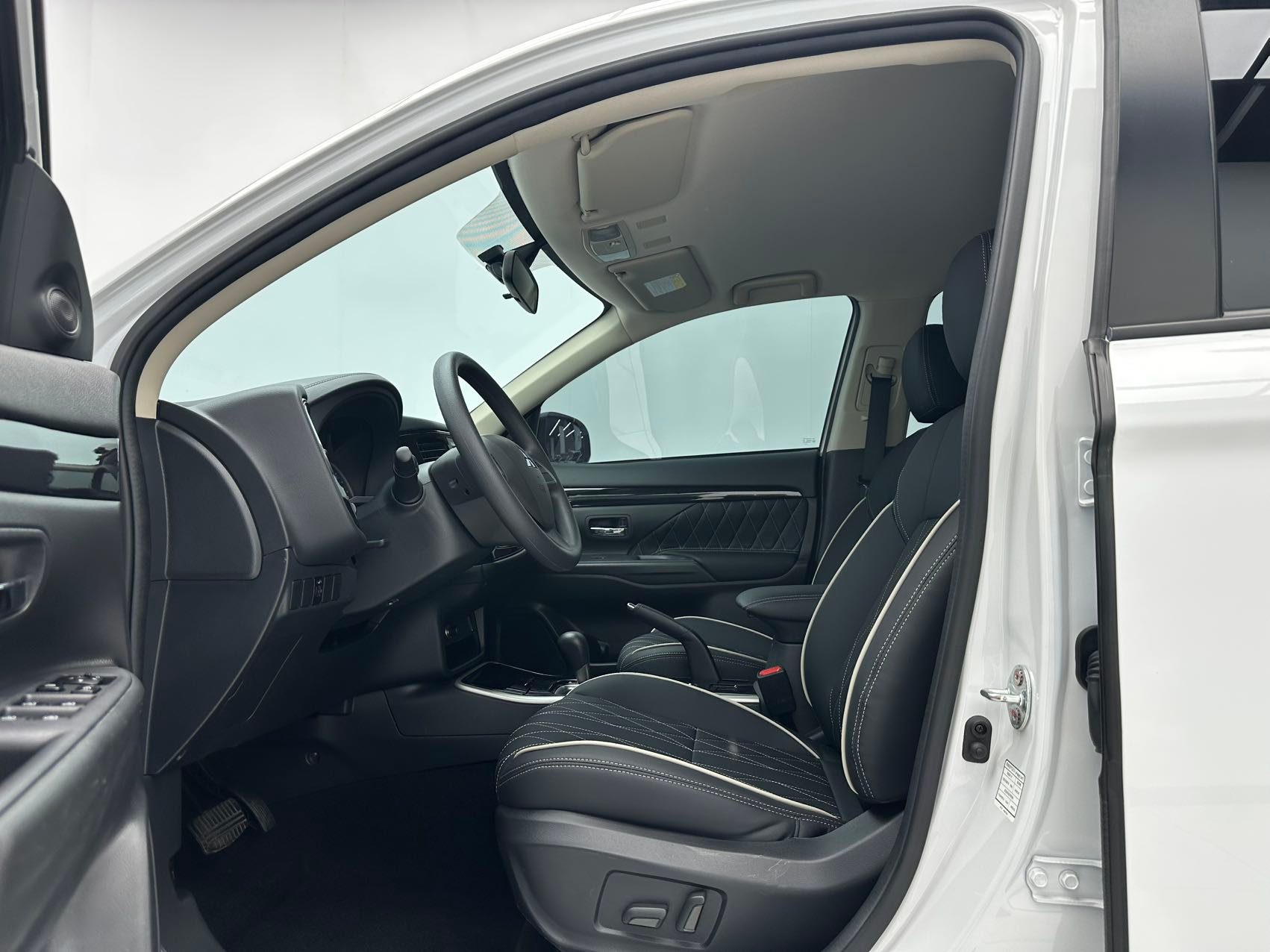 Mitsubishi Outlander 2022 — миниатюра 10