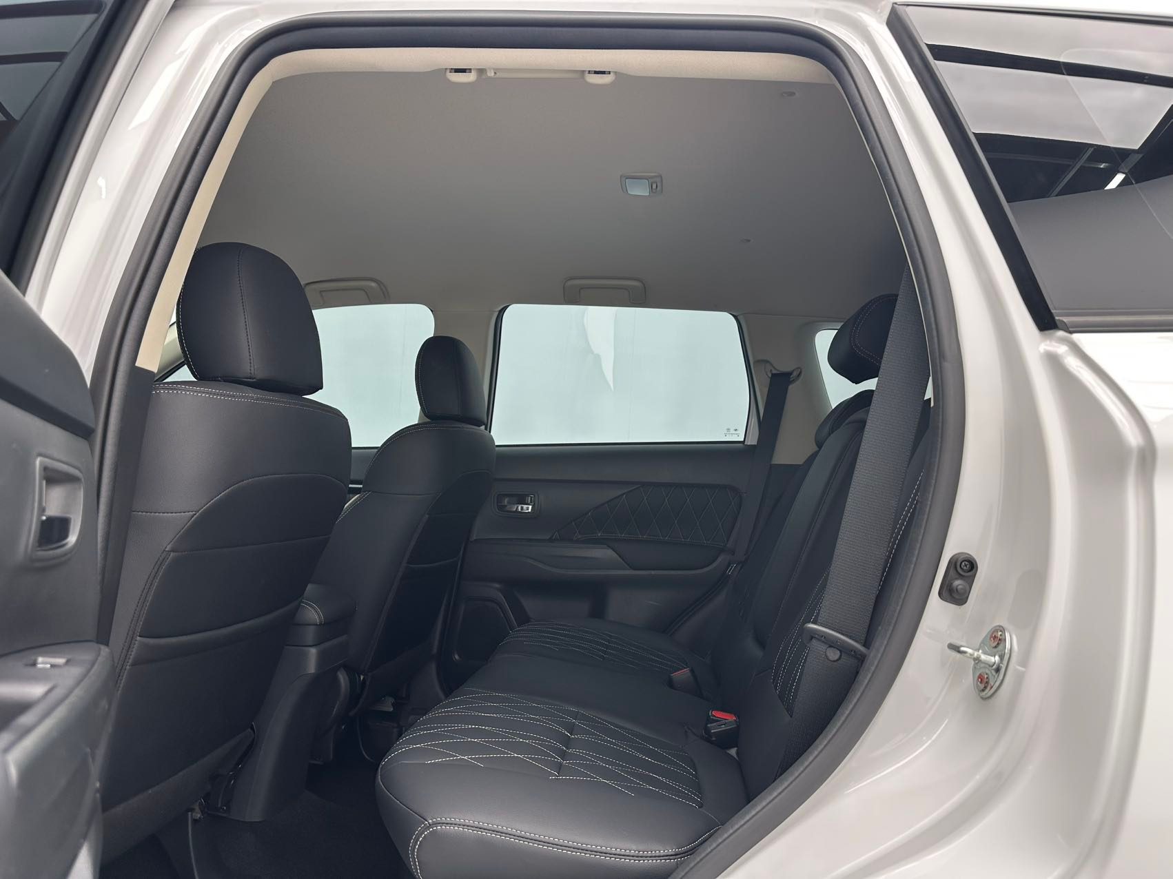 Mitsubishi Outlander 2022 — миниатюра 11