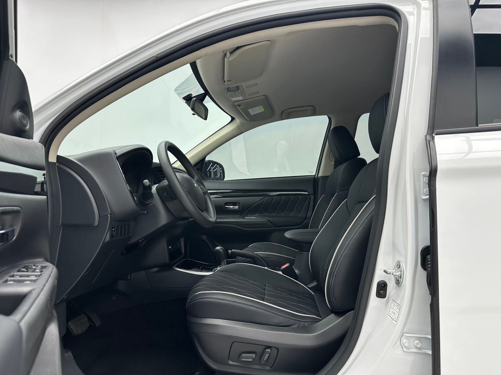 Mitsubishi Outlander 2022 — миниатюра 10