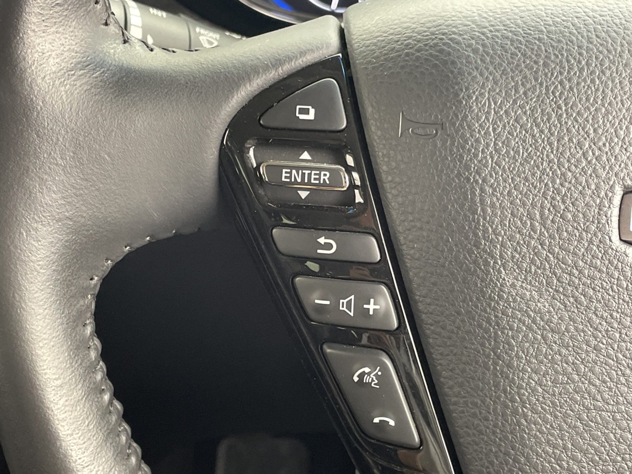 Nissan Elgrand 2023 — миниатюра 10