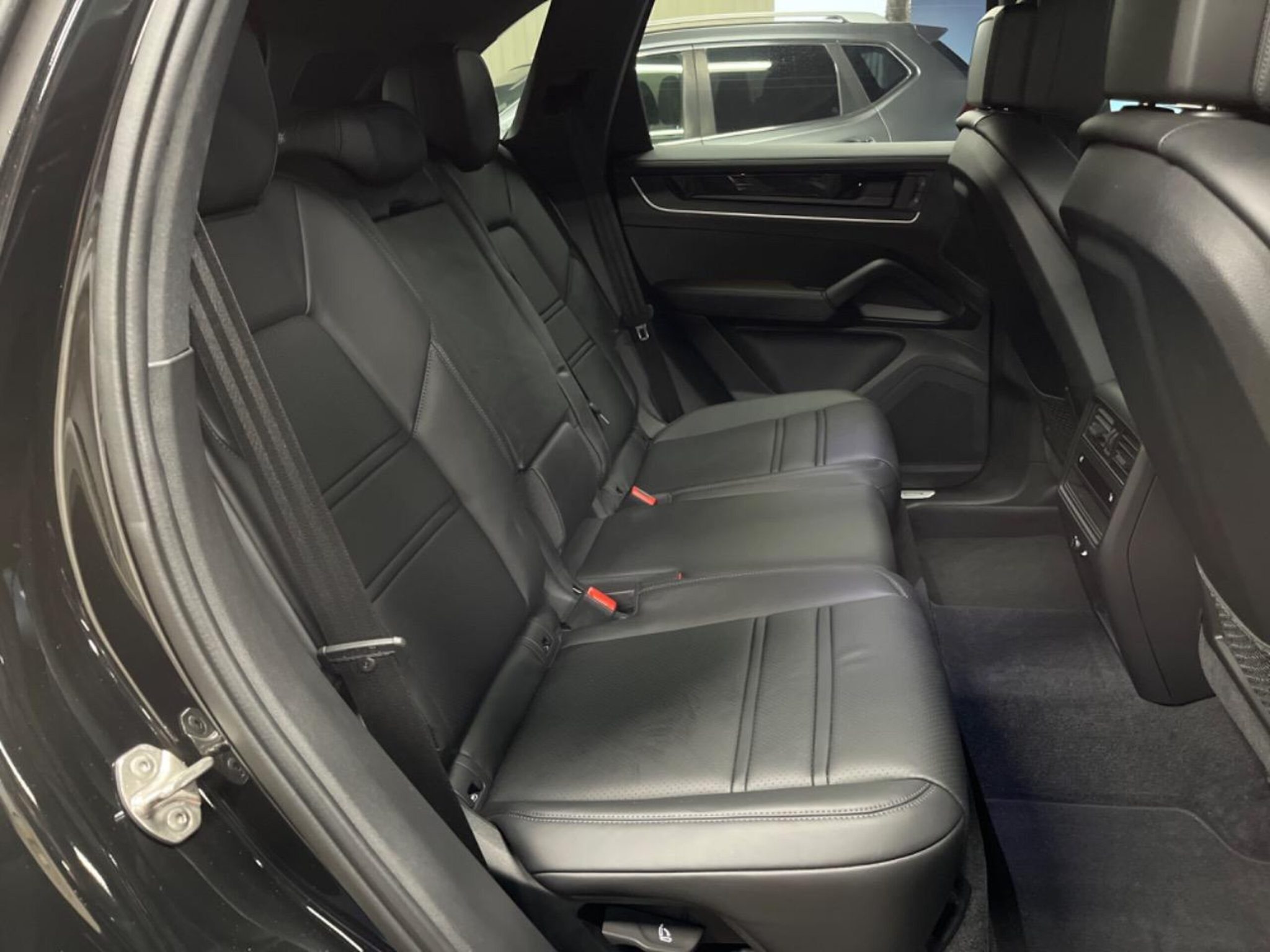 Porsche Cayenne 2023 — миниатюра 10
