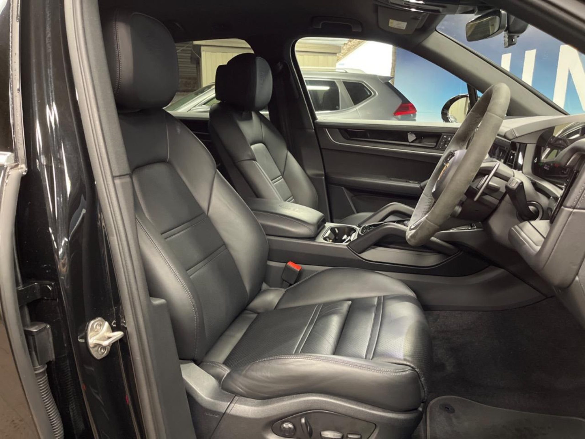 Porsche Cayenne 2023 — миниатюра 9