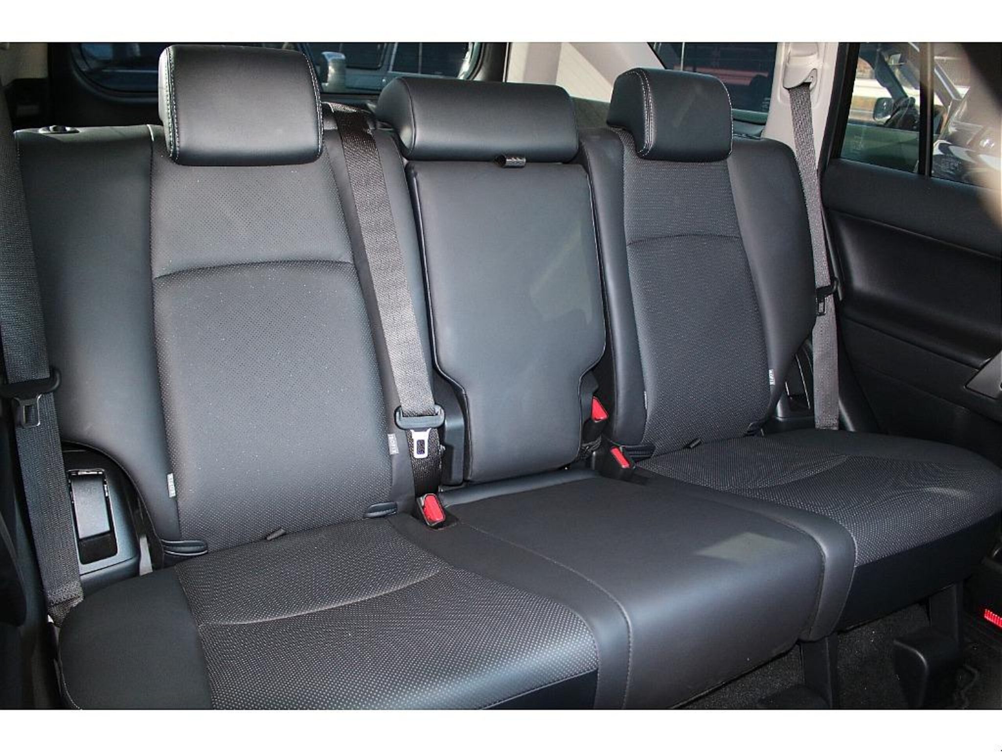 Toyota Land Cruiser Prado 2023 — миниатюра 8