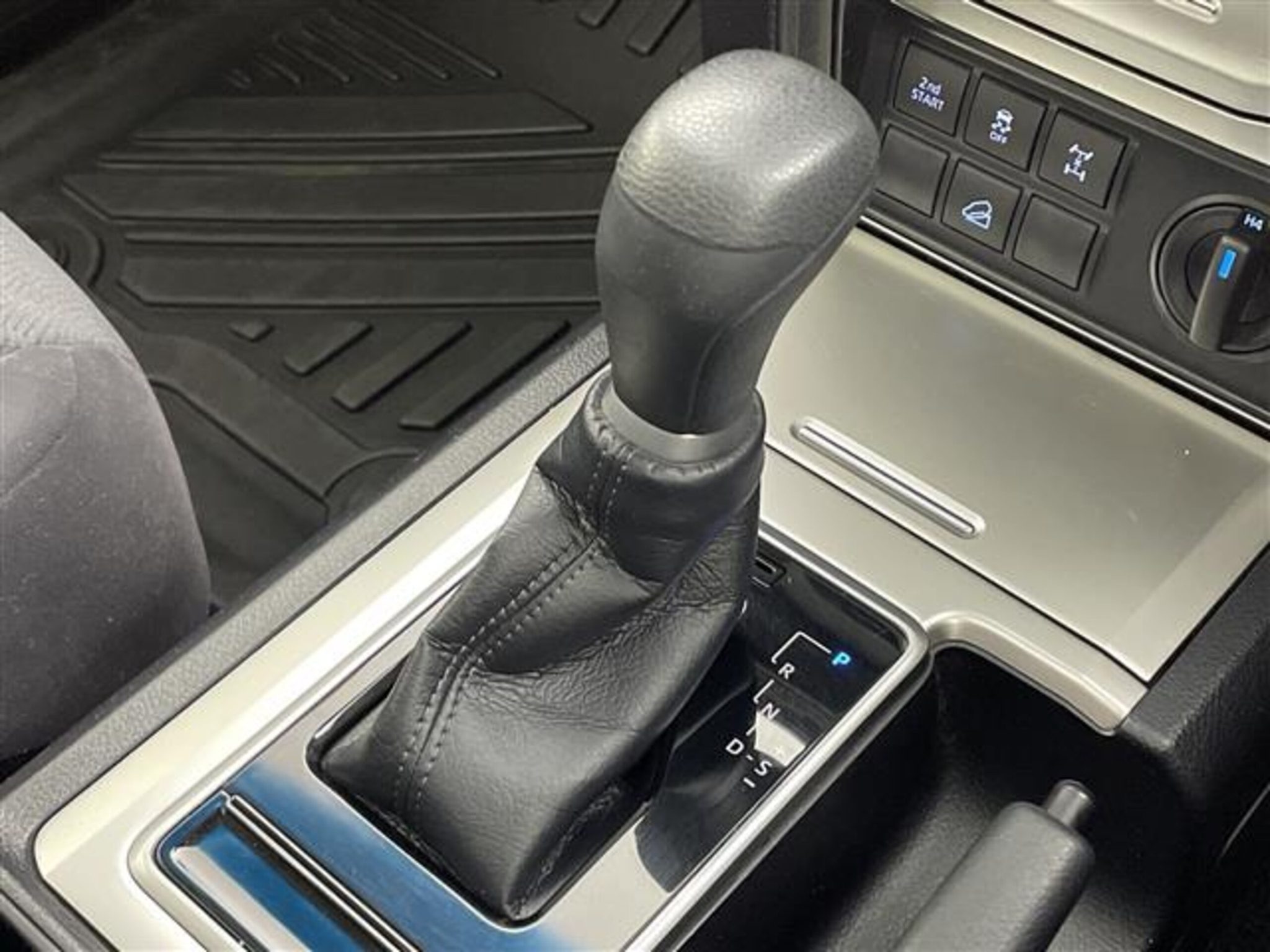 Toyota Land Cruiser Prado 2023 — миниатюра 8