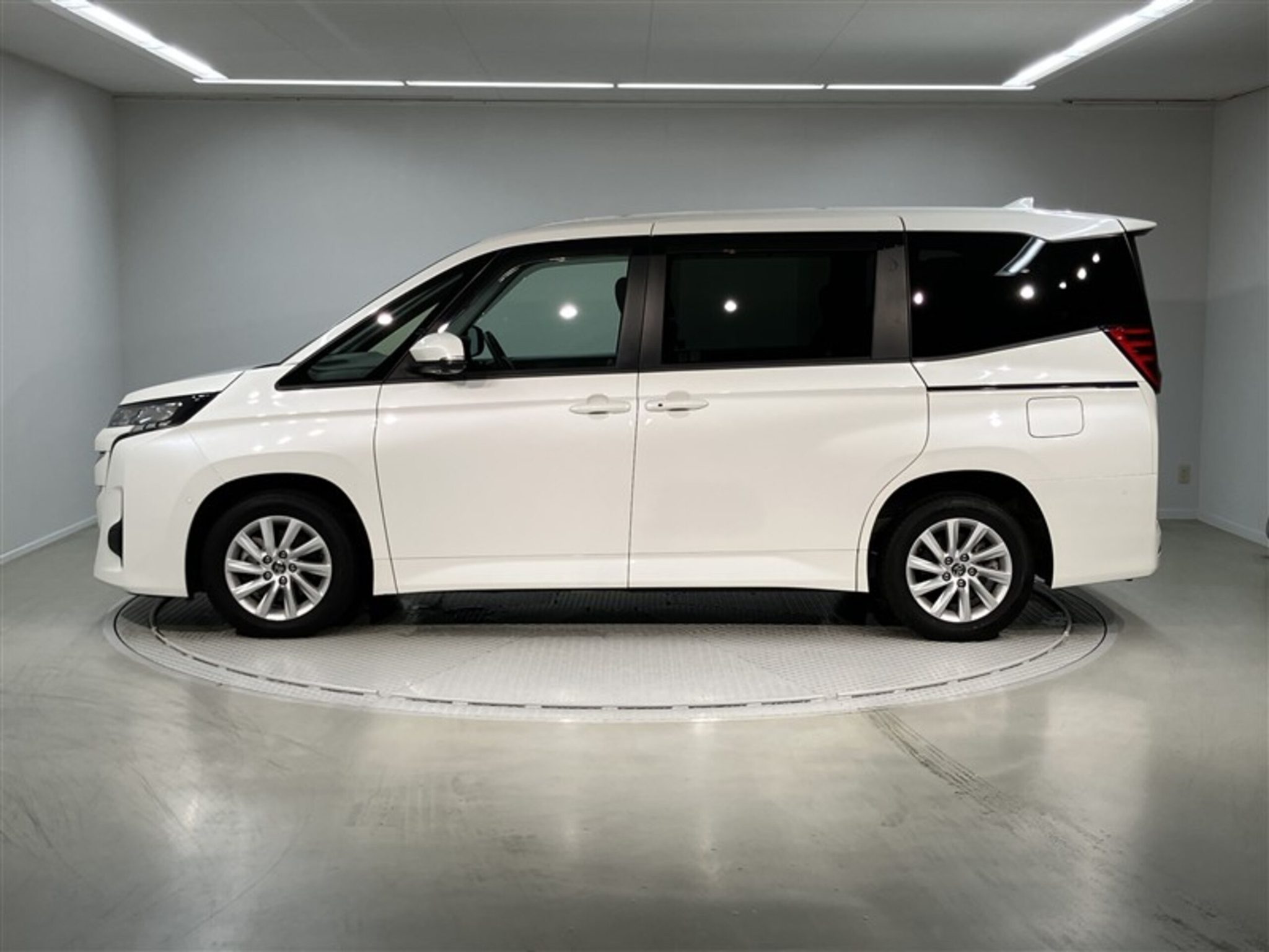 Toyota Noah 2023 — миниатюра 3