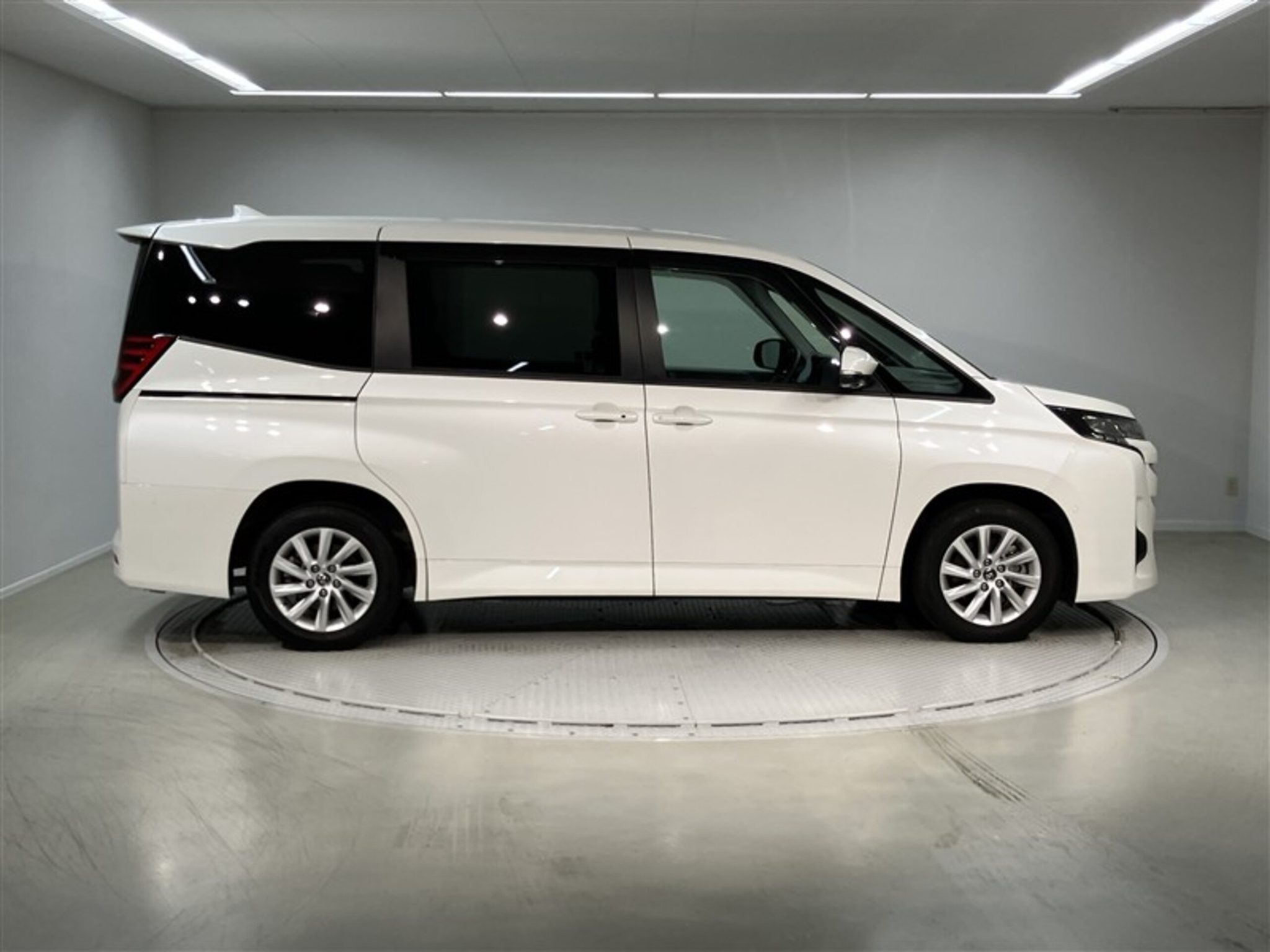 Toyota Noah 2023 — миниатюра 4