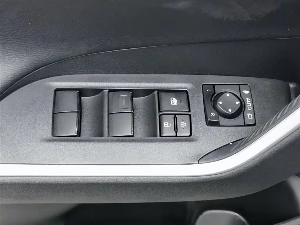Toyota RAV4 2023 — миниатюра 9