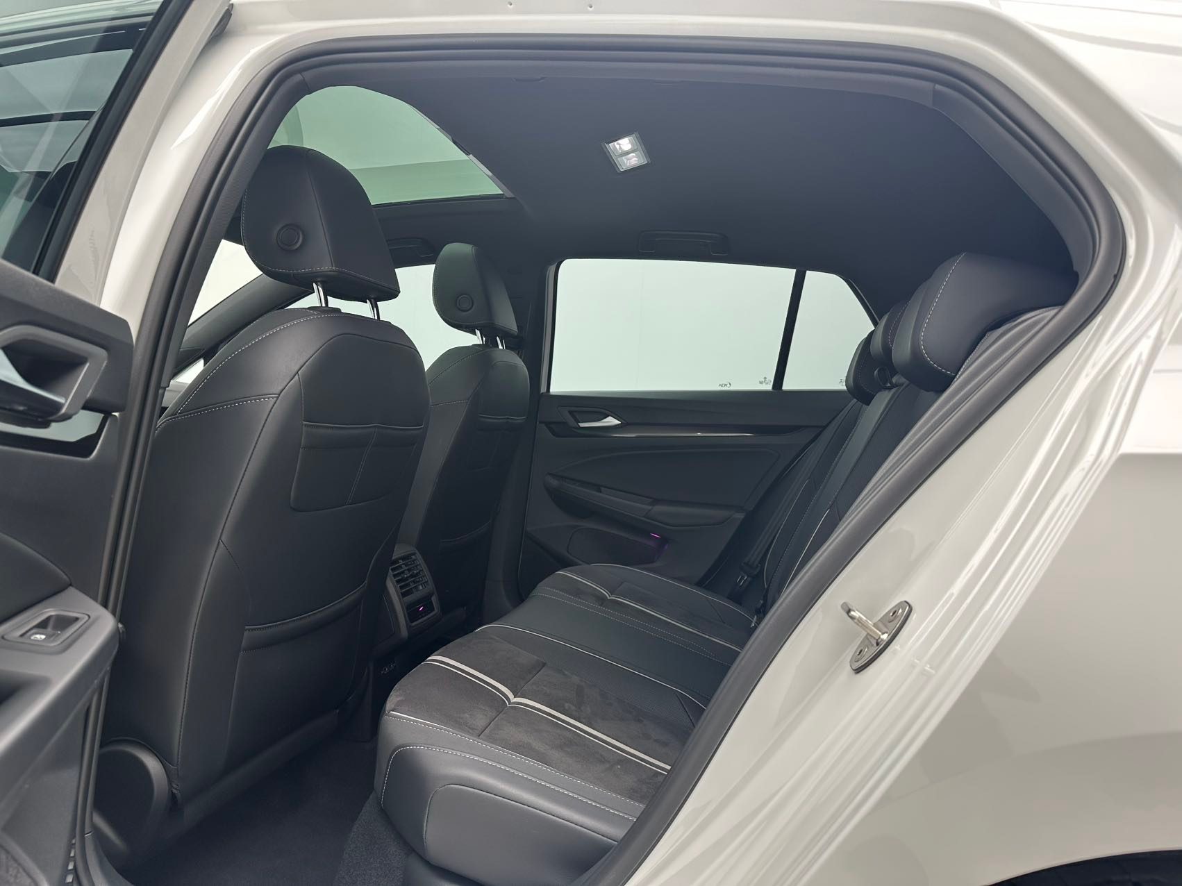 Volkswagen Golf 2023 — миниатюра 5