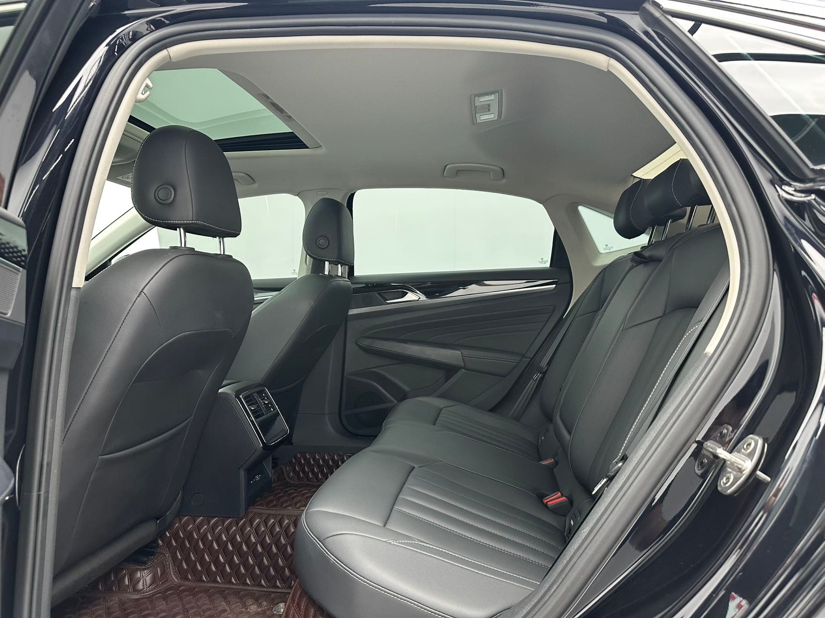 Volkswagen Passat 2022 — миниатюра 11